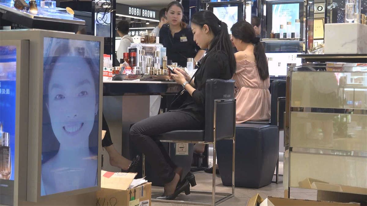高级化妆品专柜的女老板娘的裸足