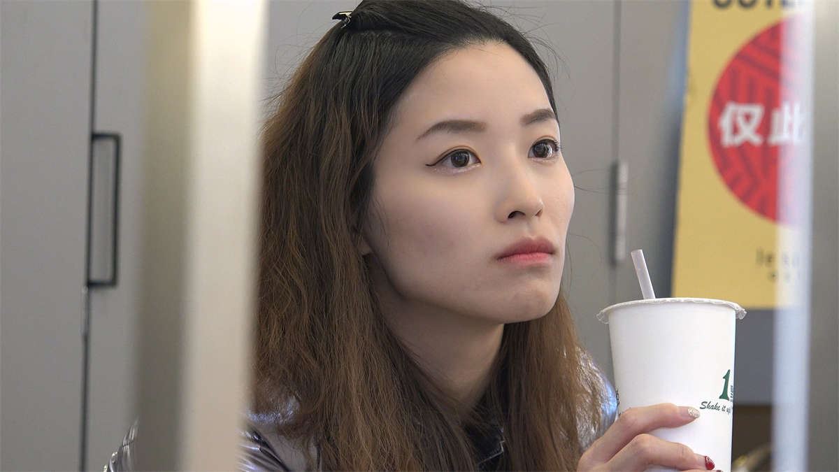 美女在商场试穿平地跟单鞋脚型挺好看