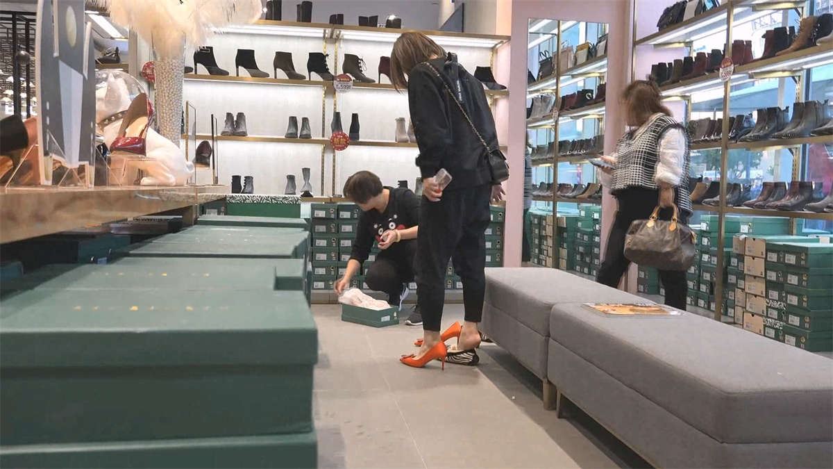 极品美女是不是都有着极品的美足