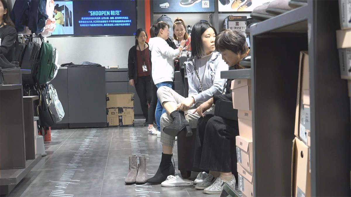 少女初冬试新靴，露出精美绝伦的幼滑嫩足