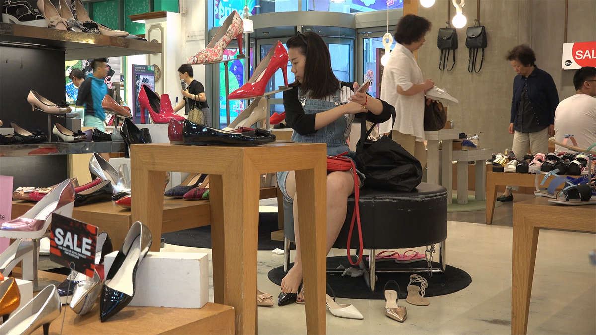 清纯可人的小美女，一双裸足嫩的透心白的耀眼