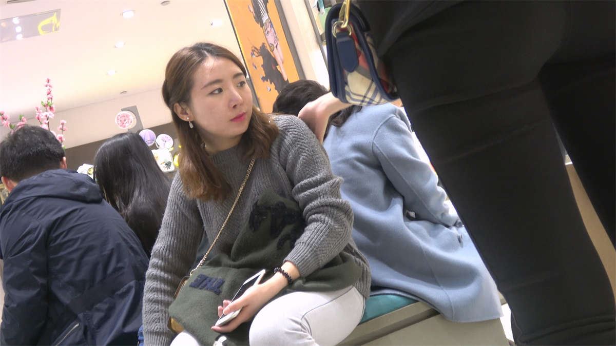 踮起脚尖来试鞋