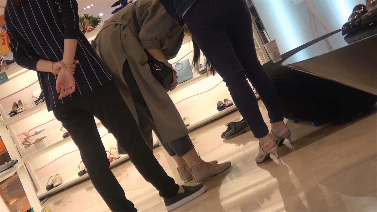 试鞋子的白净嫩足