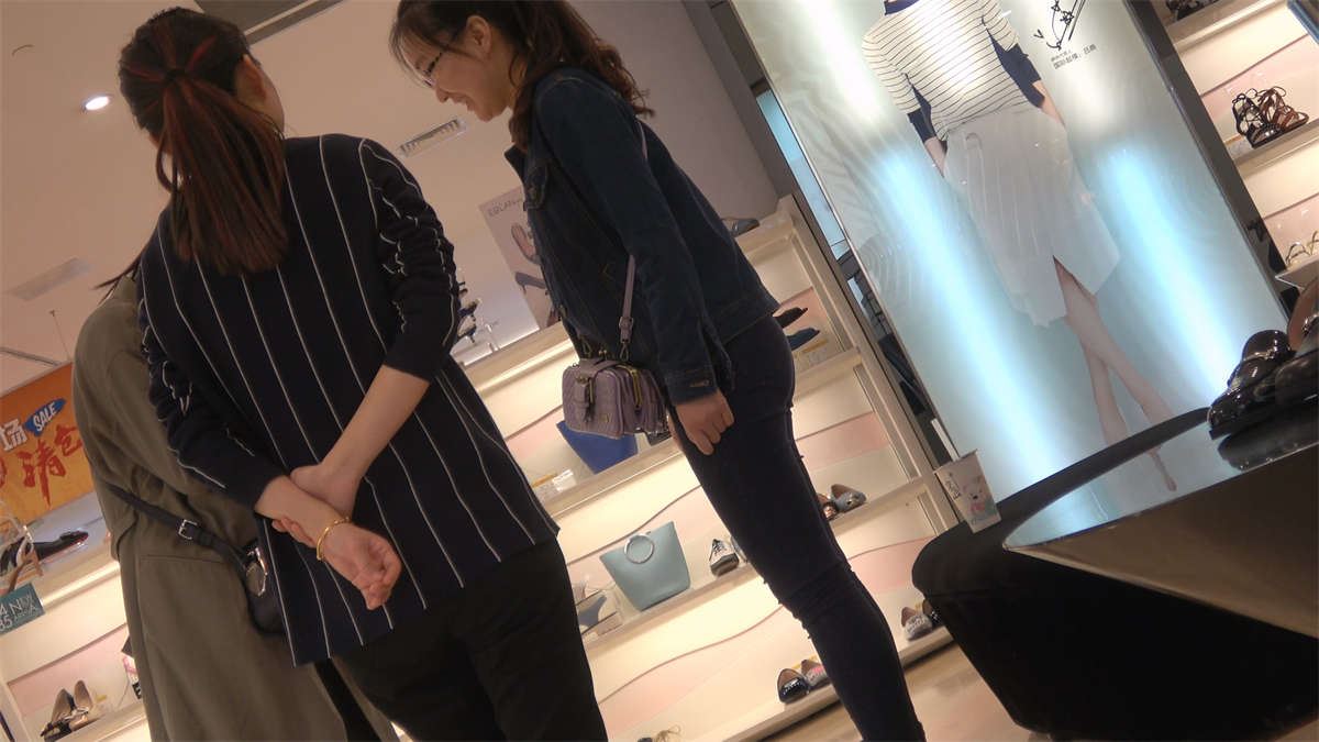 试鞋子的白净嫩足