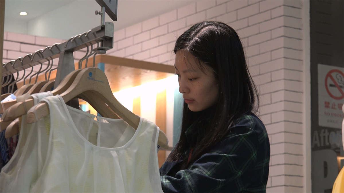 商场穿鞋子的高跟美女