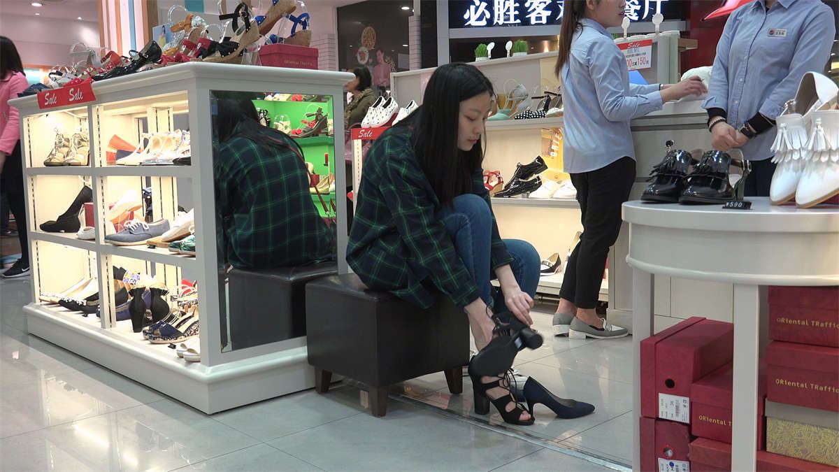 商场穿鞋子的高跟美女