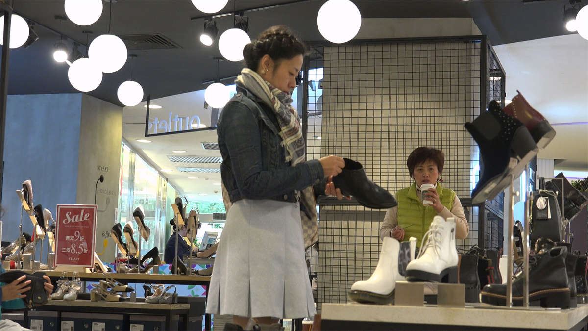 肉色丝袜美女鞋店站着把鞋试