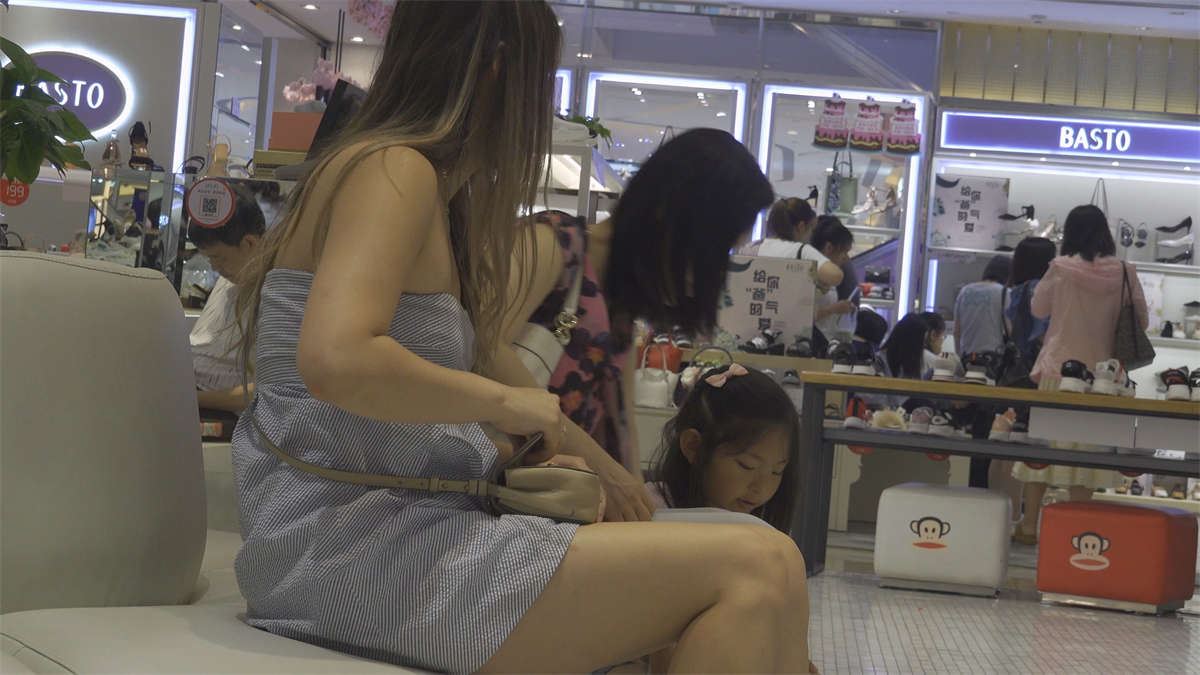 鞋店里的混血美女