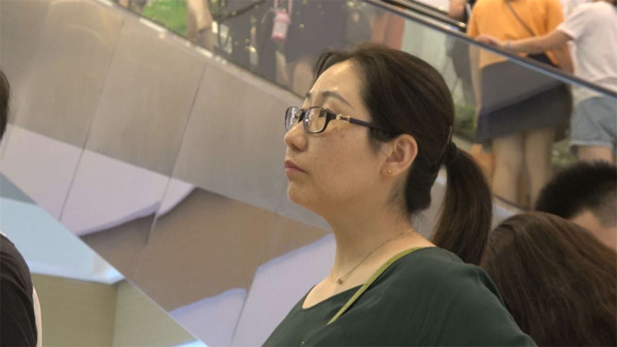 眼镜少妇性感的白凉鞋全透明短肉丝
