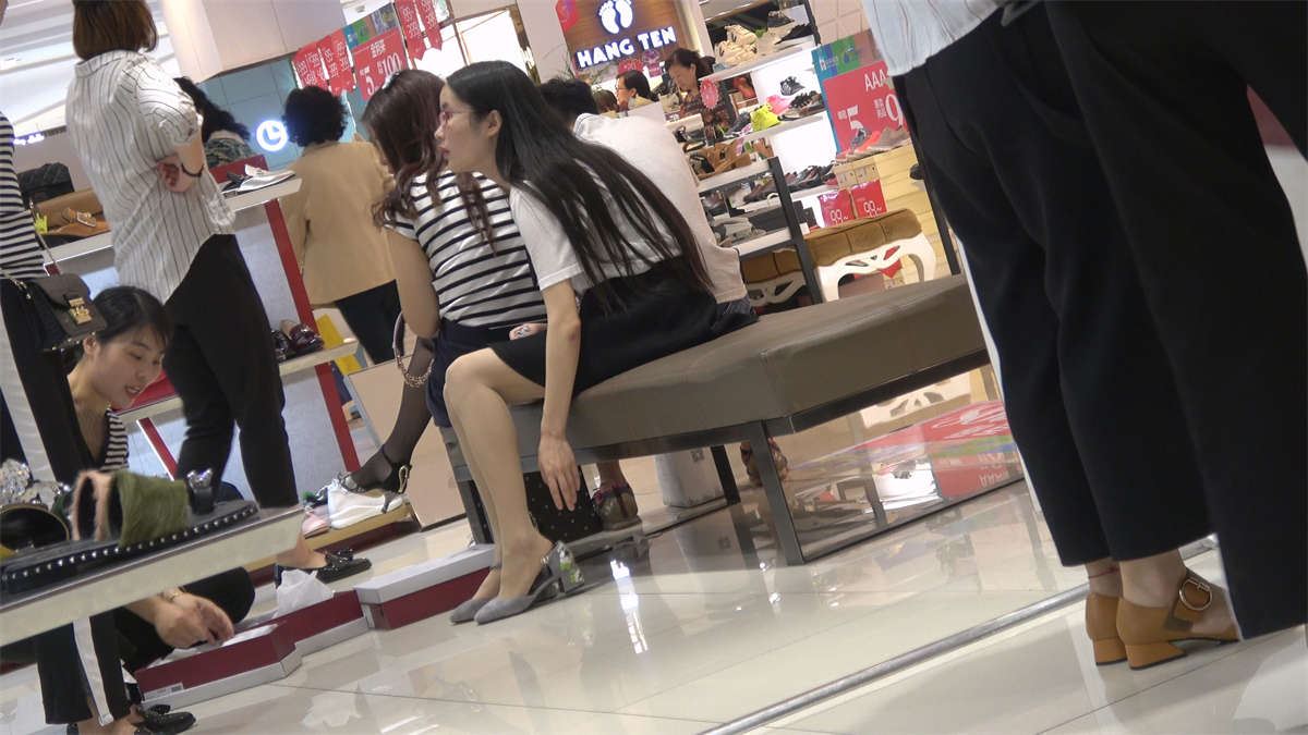 可爱短裙肉丝女孩试穿高跟鞋