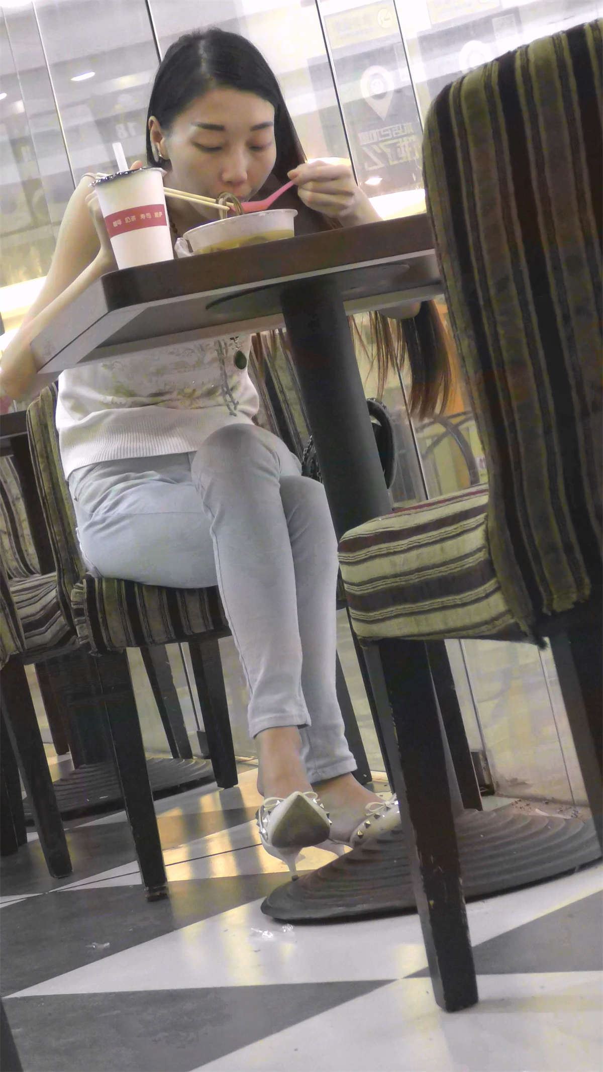 餐厅里的长发紧牛少女