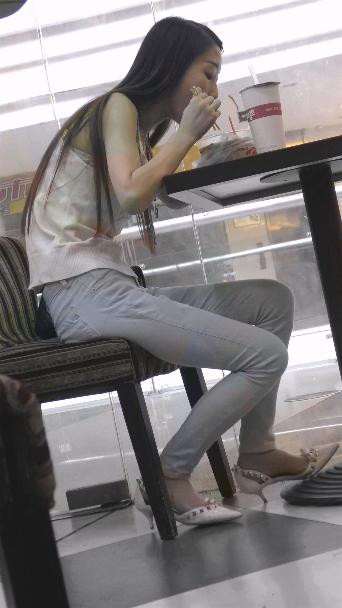 餐厅里的长发紧牛少女