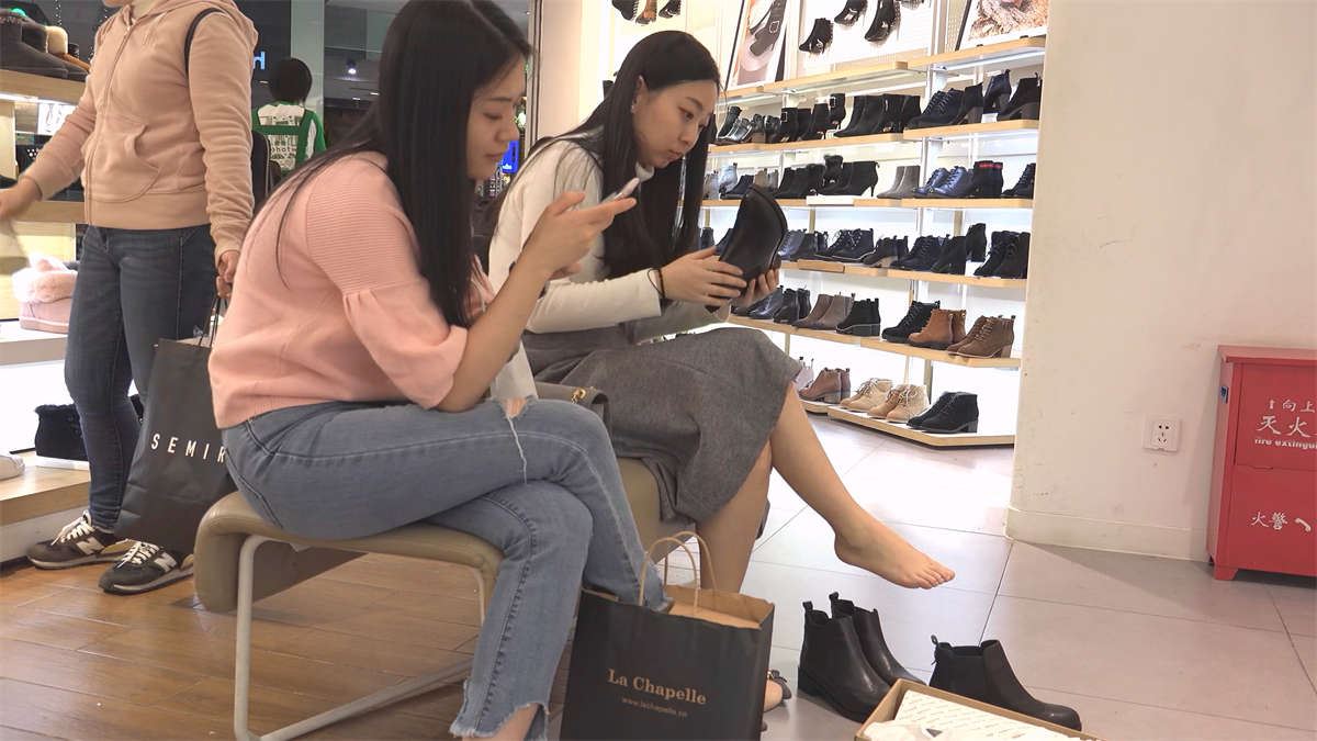 牛仔裤妹子跟姐妹试鞋