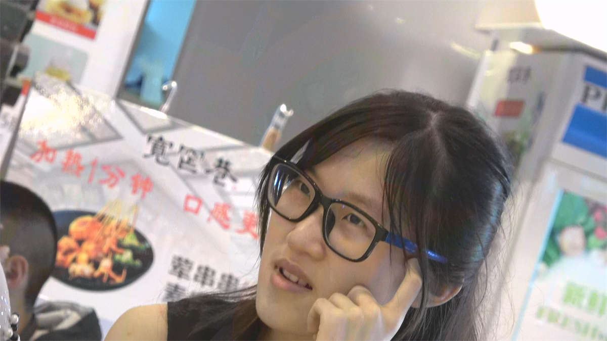 跟肥闺蜜在一起的银白高跟眼镜妹