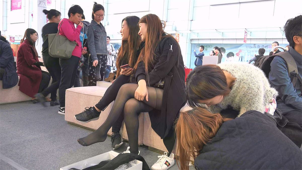 鞋店试鞋的极品性感黑丝女子