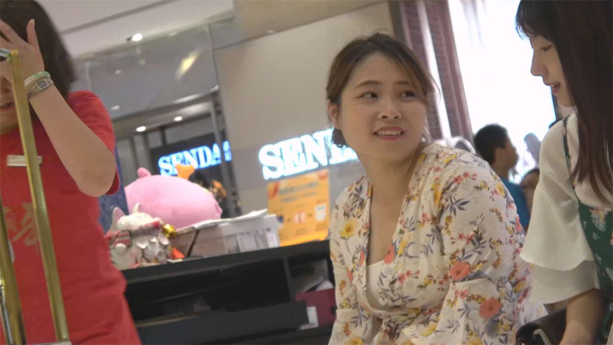 试鞋的成熟风韵美妇