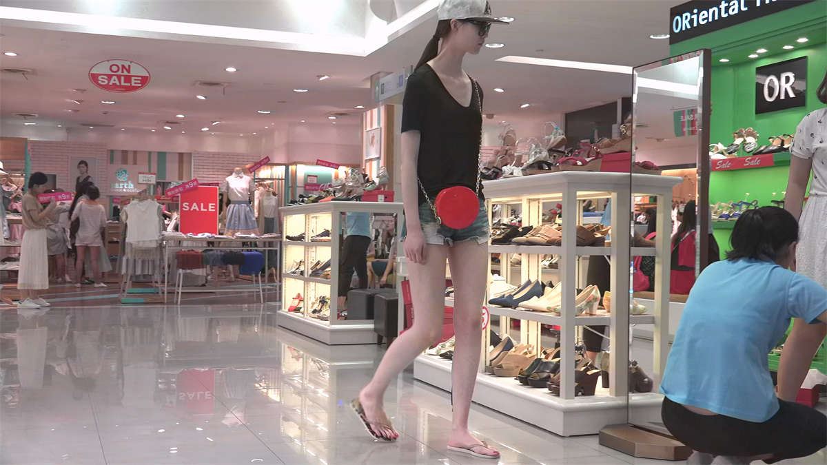 大长腿高挑美女一双玉足白里透红