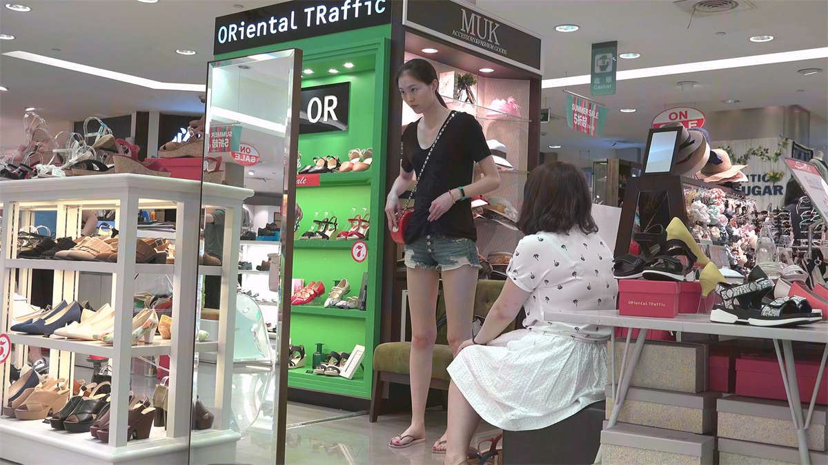 大长腿高挑美女一双玉足白里透红
