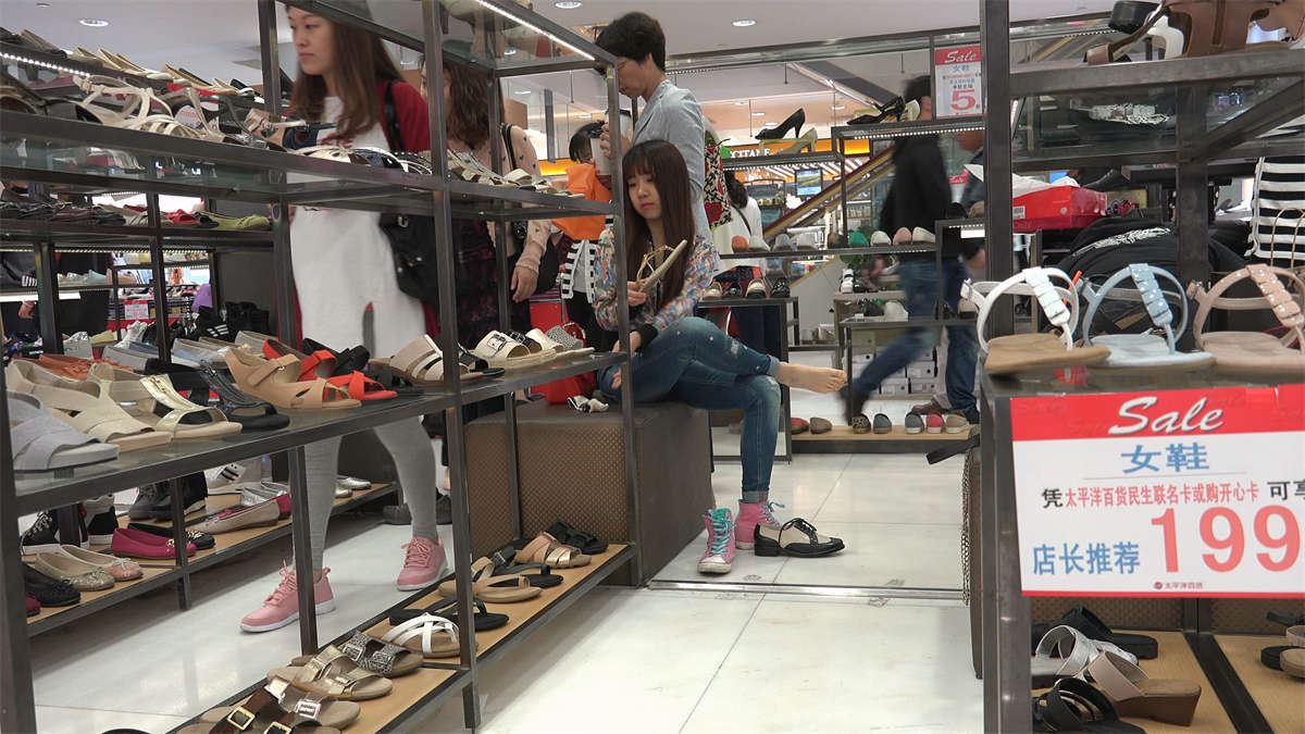 青春女孩商场鞋柜全素足