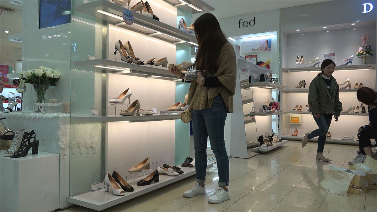 鞋店试鞋的牛仔裤美眉