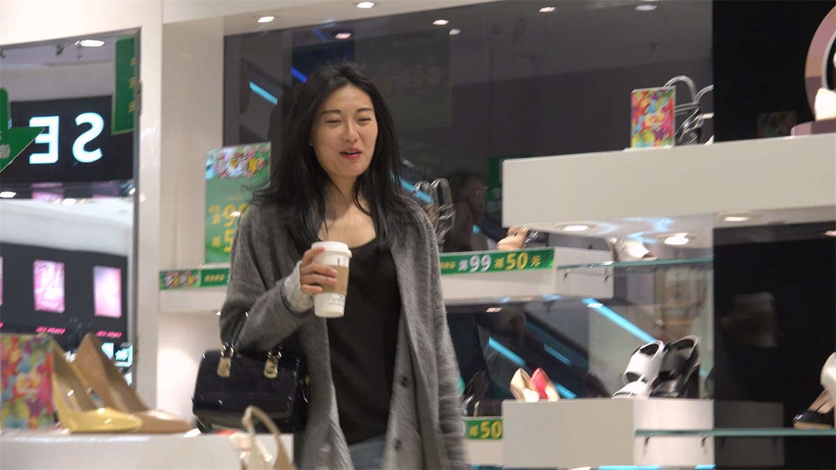 一眼就让你心动的女神，脱鞋了