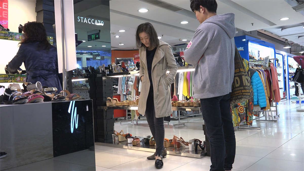 美女左挑右选还是没确定要哪双