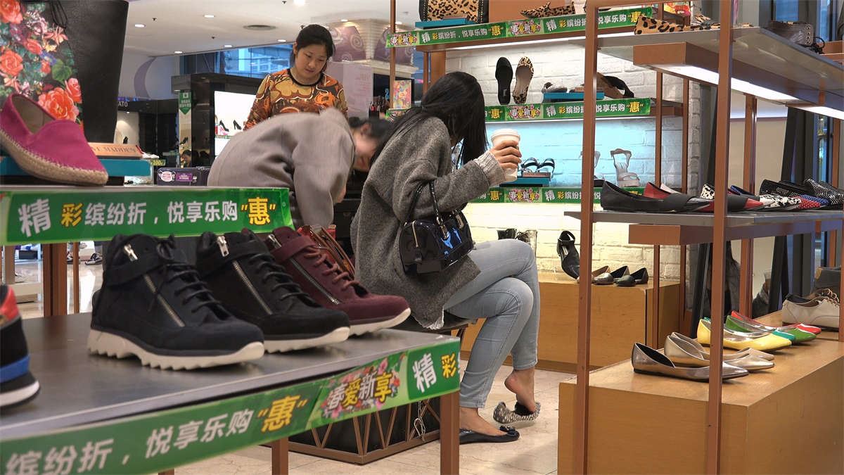 一眼就让你心动的女神，脱鞋了