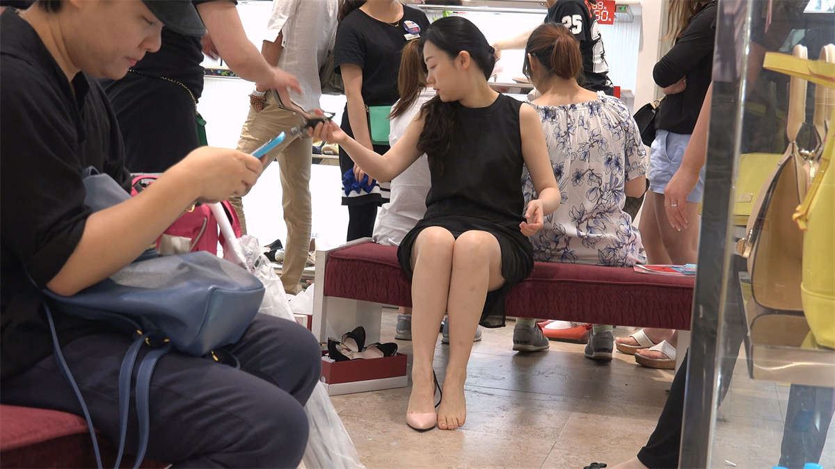 试鞋的黑色连衣裙美女