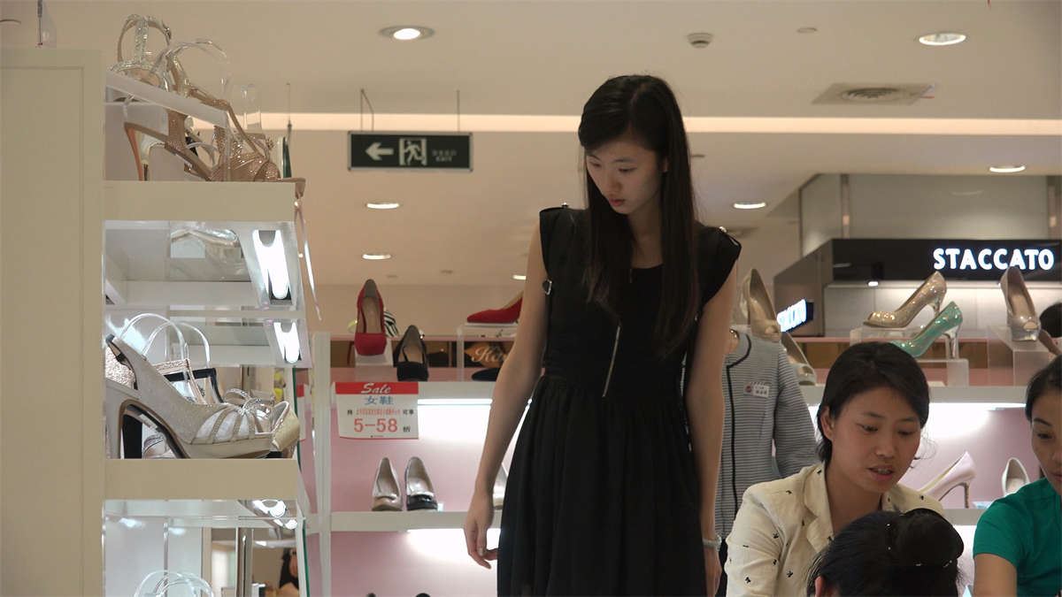 美女姐姐挑鞋相当认真