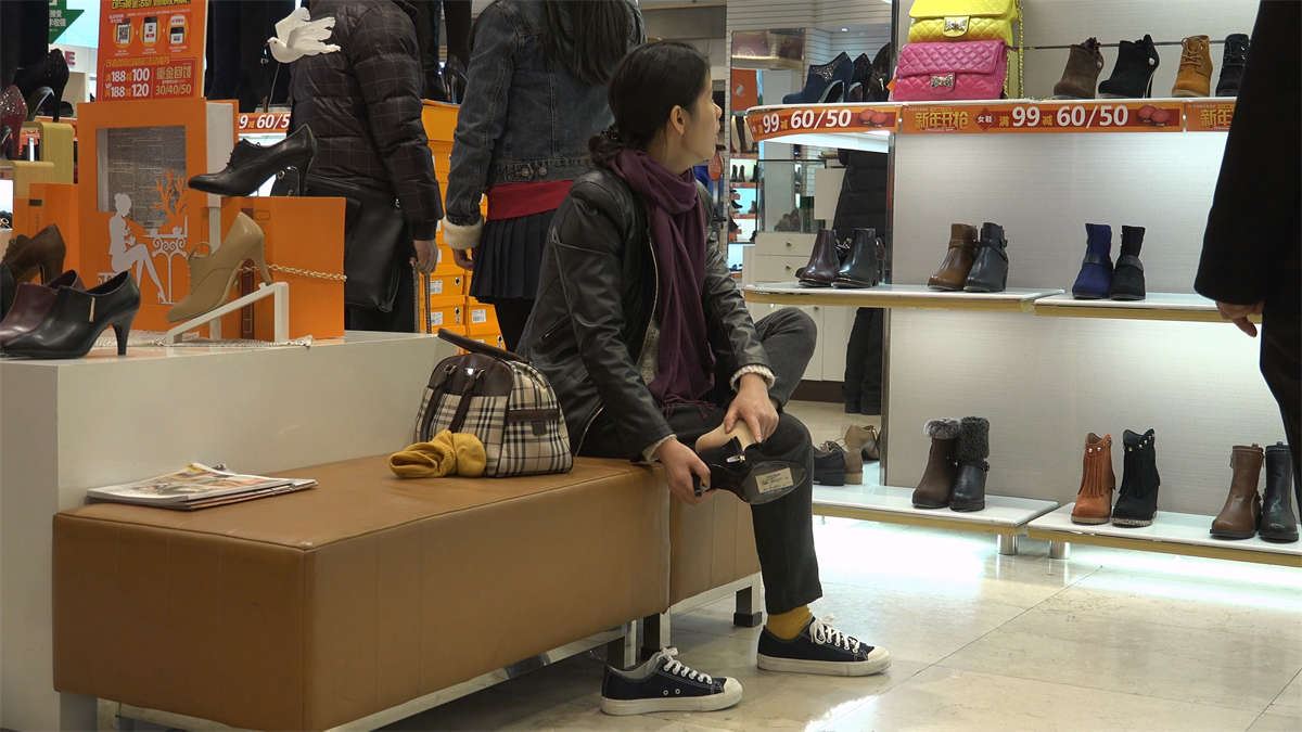 端庄少妇，冬日丝足试鞋的感觉就是不一样