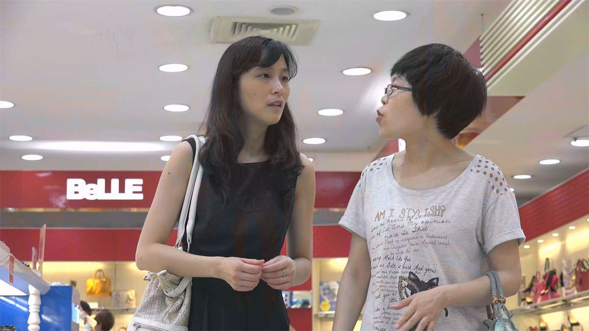纤瘦型美白少妇商场试鞋