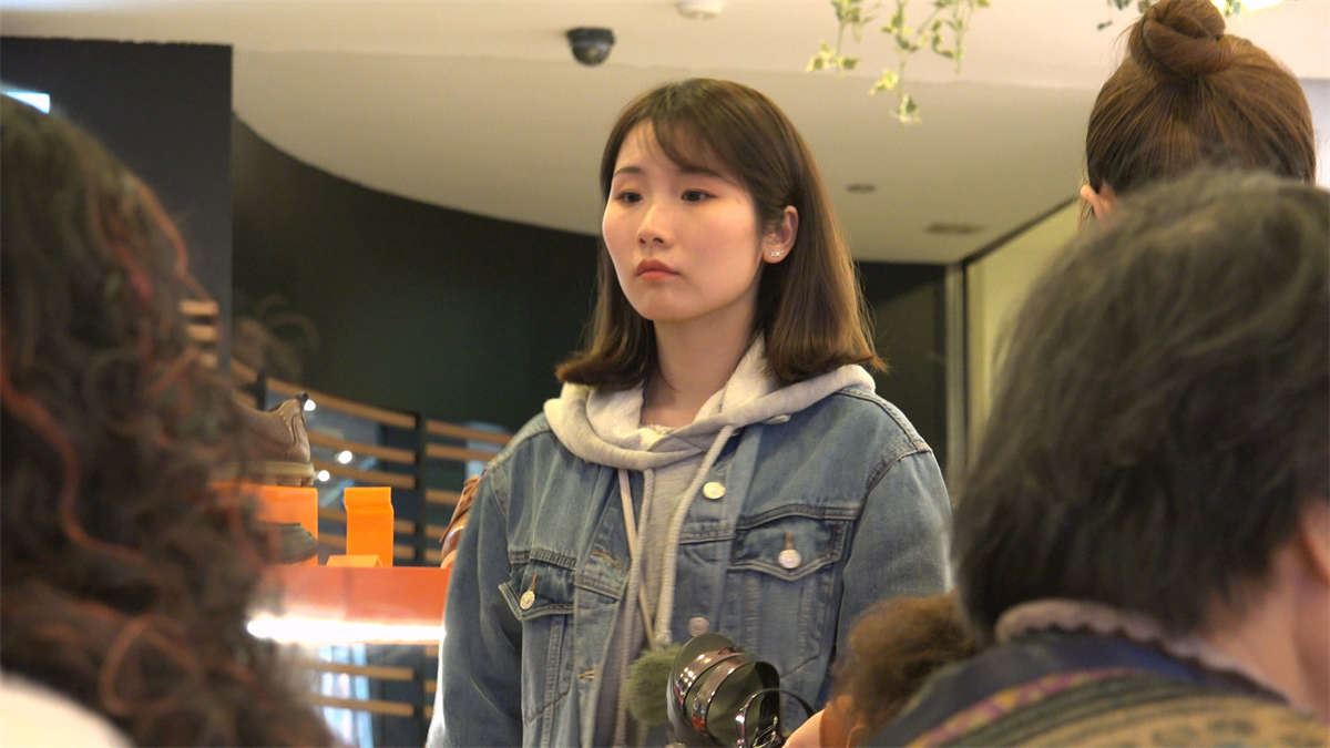 休闲系女生试穿平底单鞋清纯的样子甚是可爱