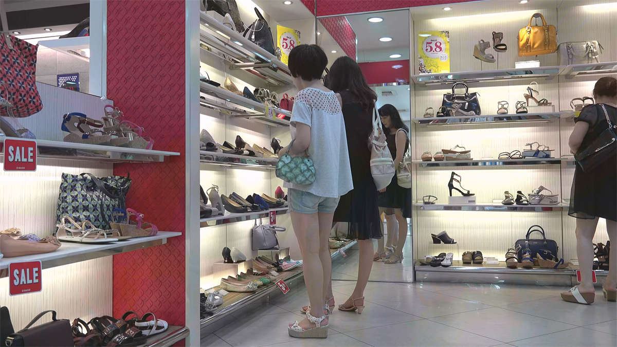 纤瘦型美白少妇商场试鞋