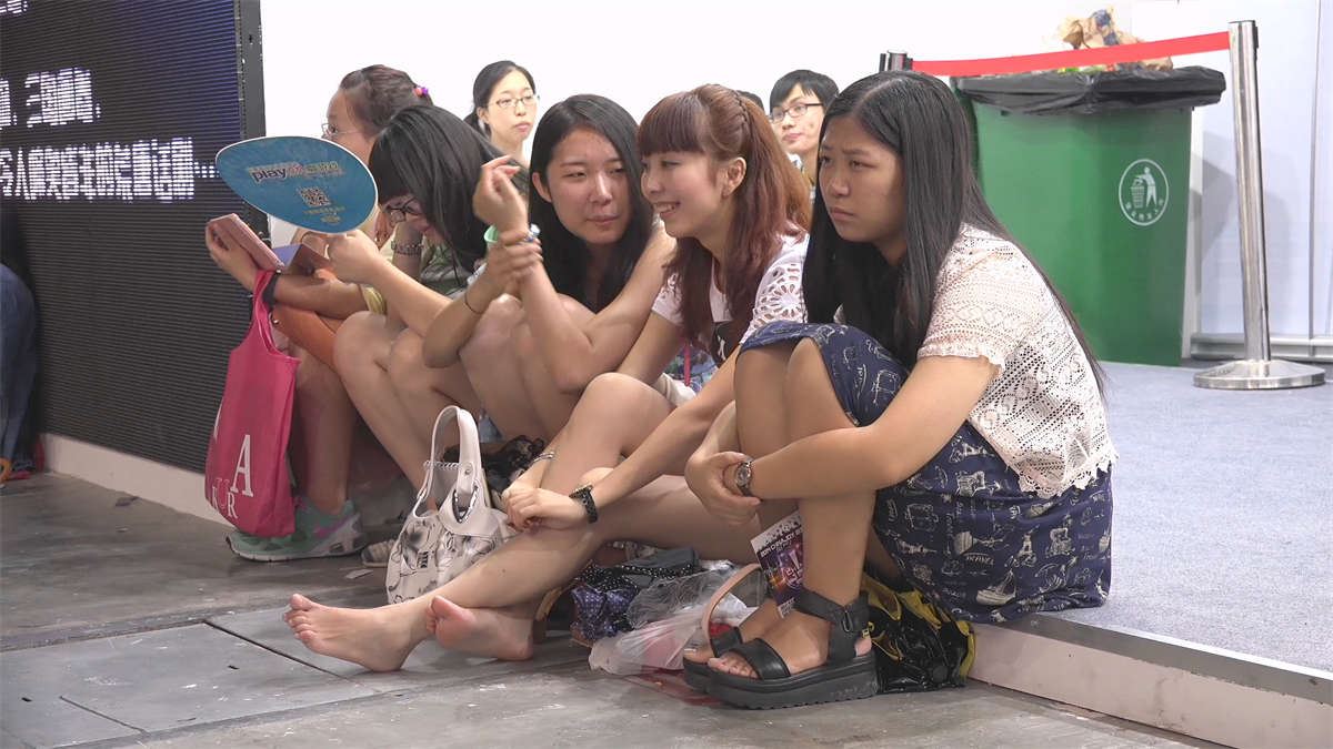 坐在台阶上的美女