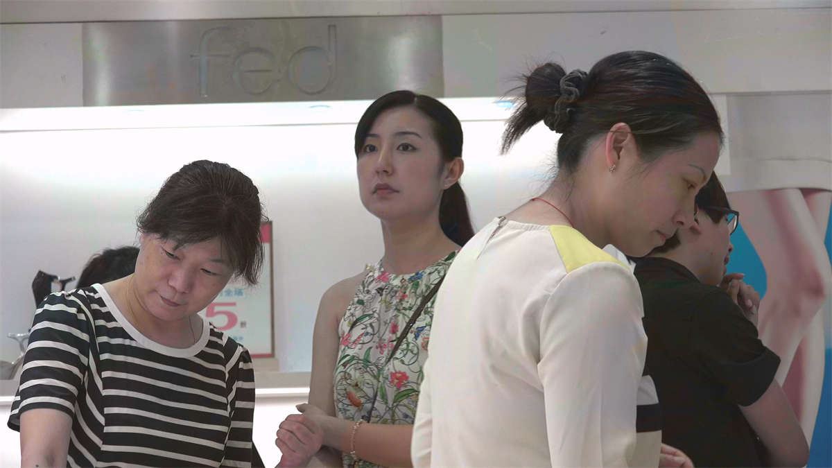 精致的美女陪闺密买鞋