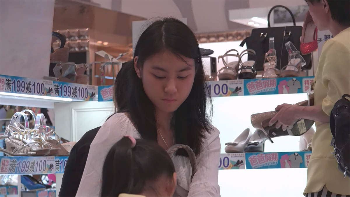 妹子的骨感玉足配上高跟才更显性感