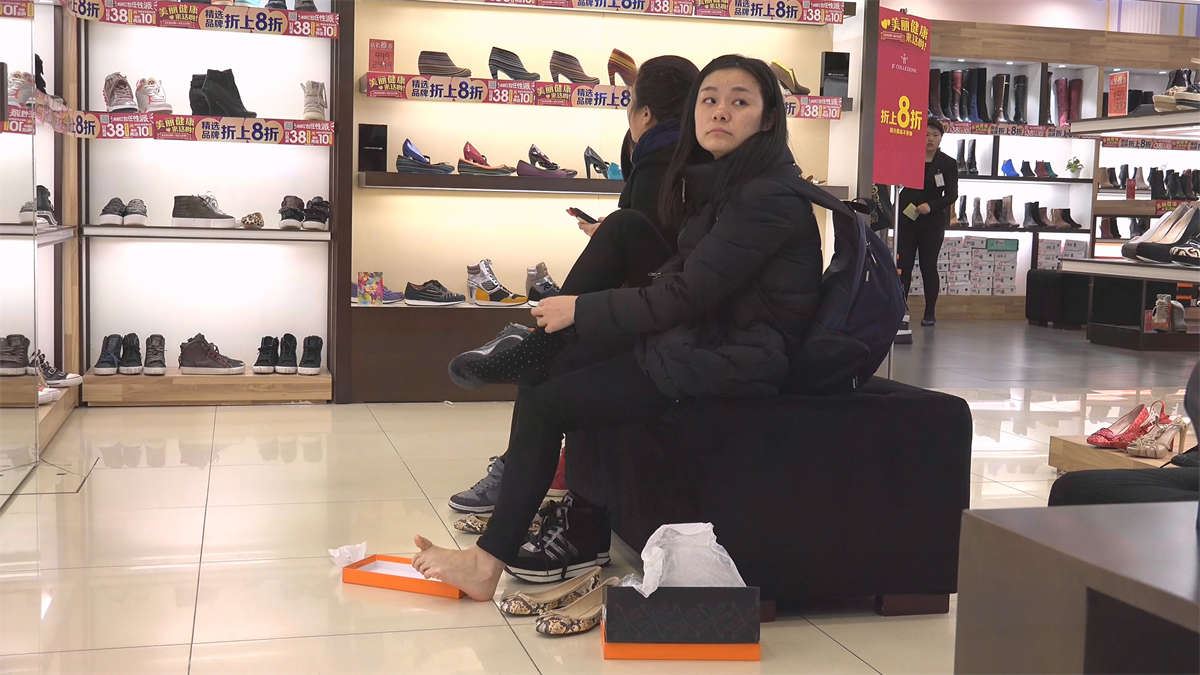 单鞋上市，捂了一冬天的少妇玉足重见天日