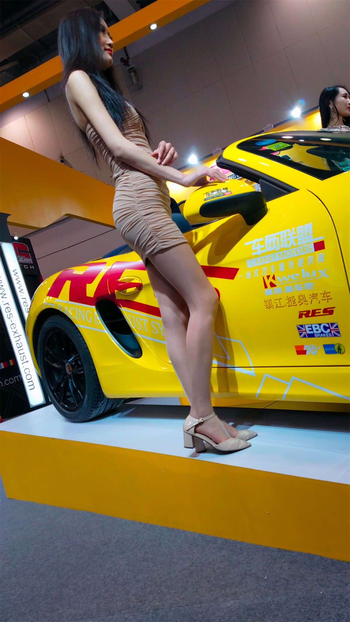 浅色紧身连衣包臀裙肉丝长发漂亮美女车模
