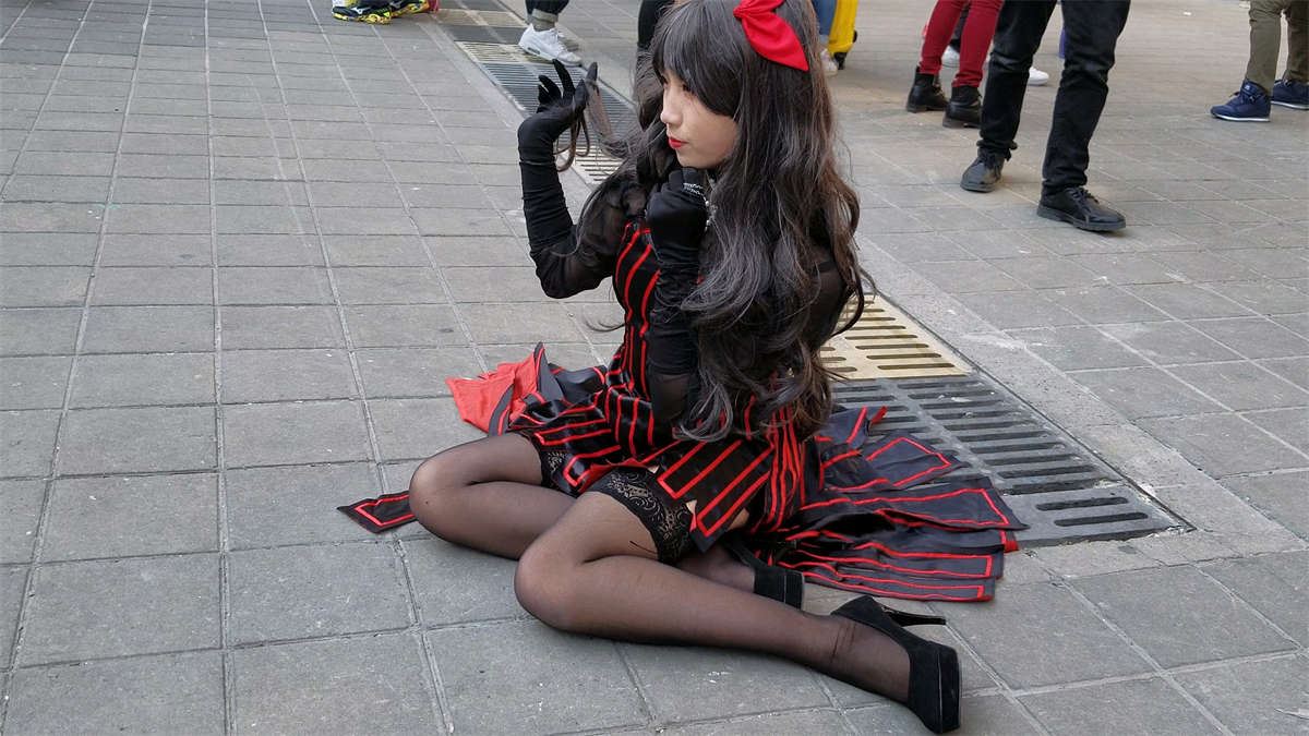 展会外拍的性感极品黑丝二次元cosplay少女