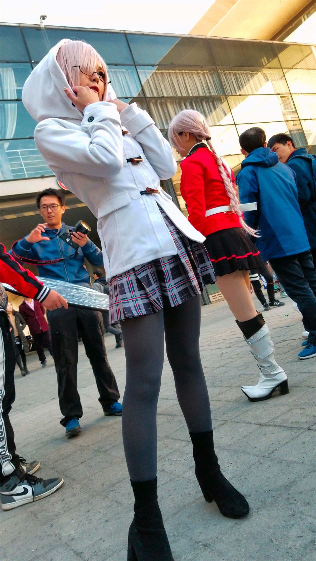 白发短裙卫衣cosplay的二次元美少女
