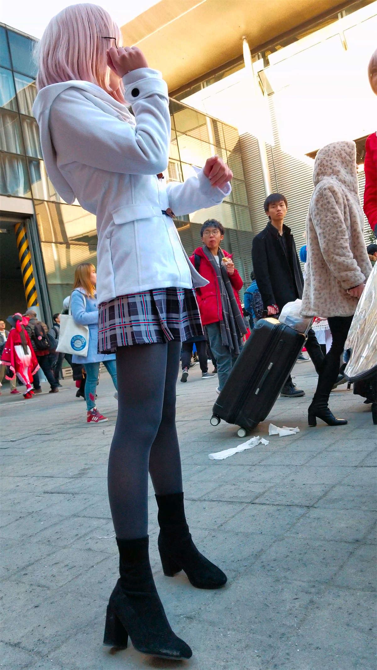 白发短裙卫衣cosplay的二次元美少女
