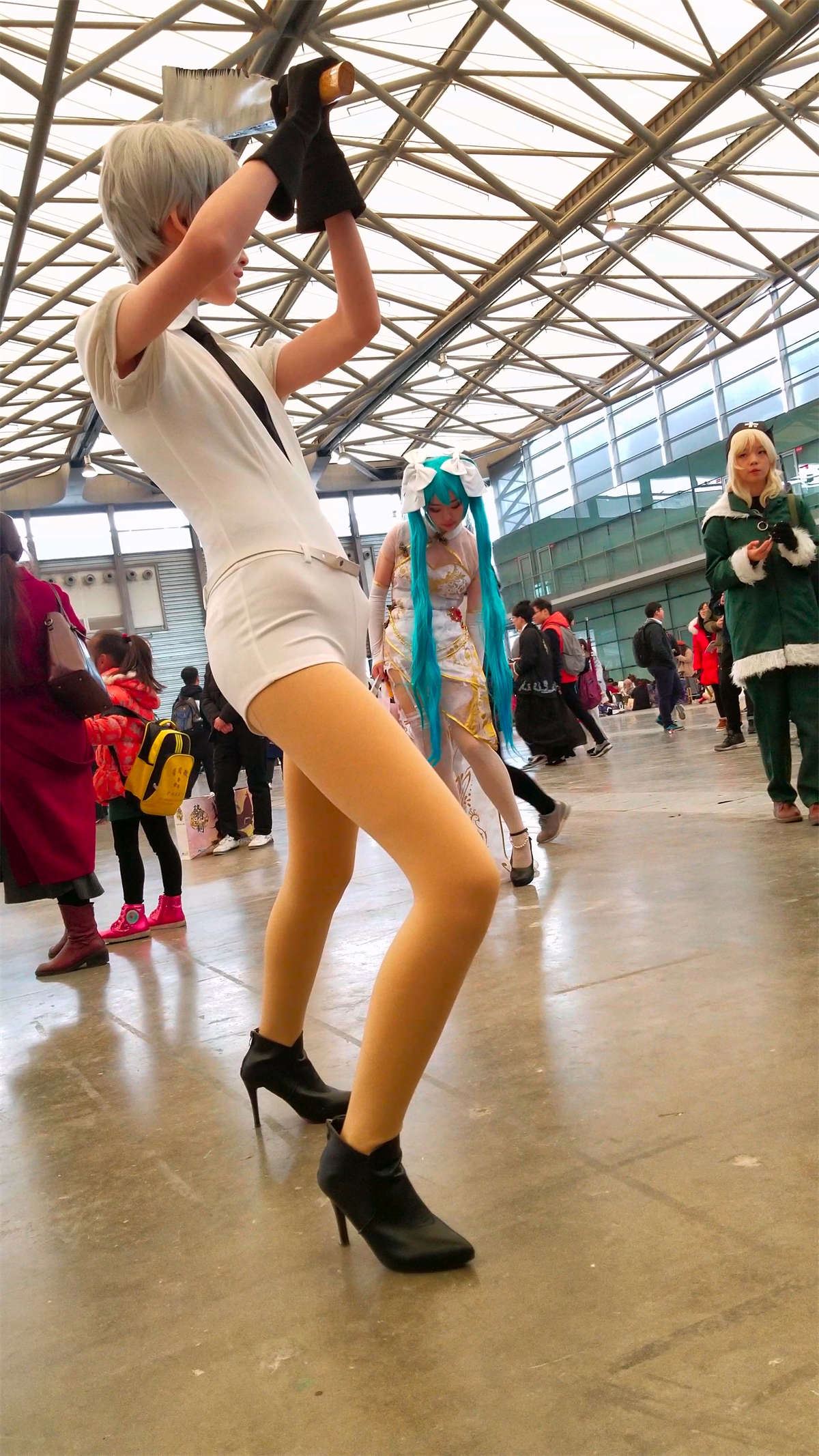 短裤长腿高跟丝袜cosplay的美少女
