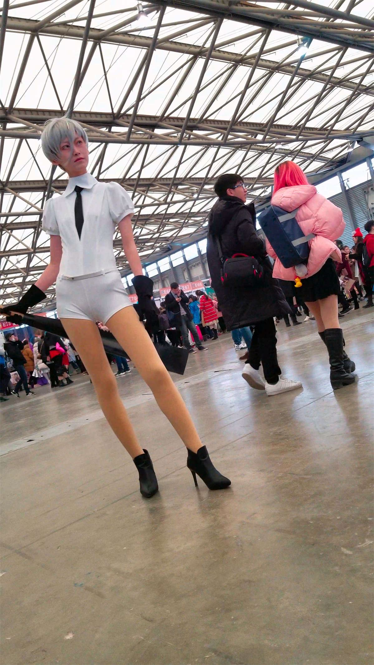 短裤长腿高跟丝袜cosplay的美少女