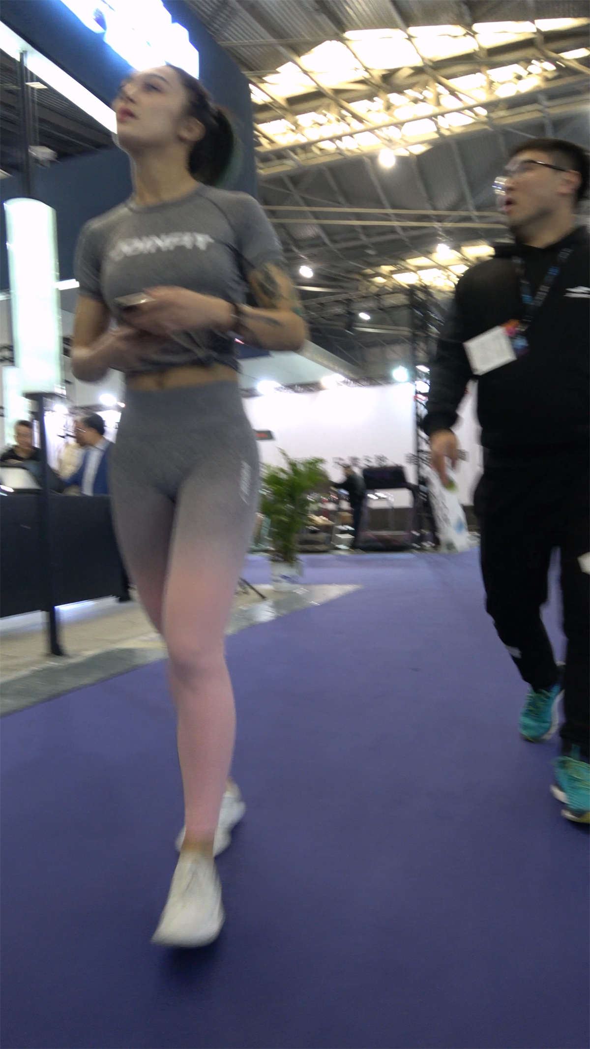 灰色紧身弹力裤运动美女1