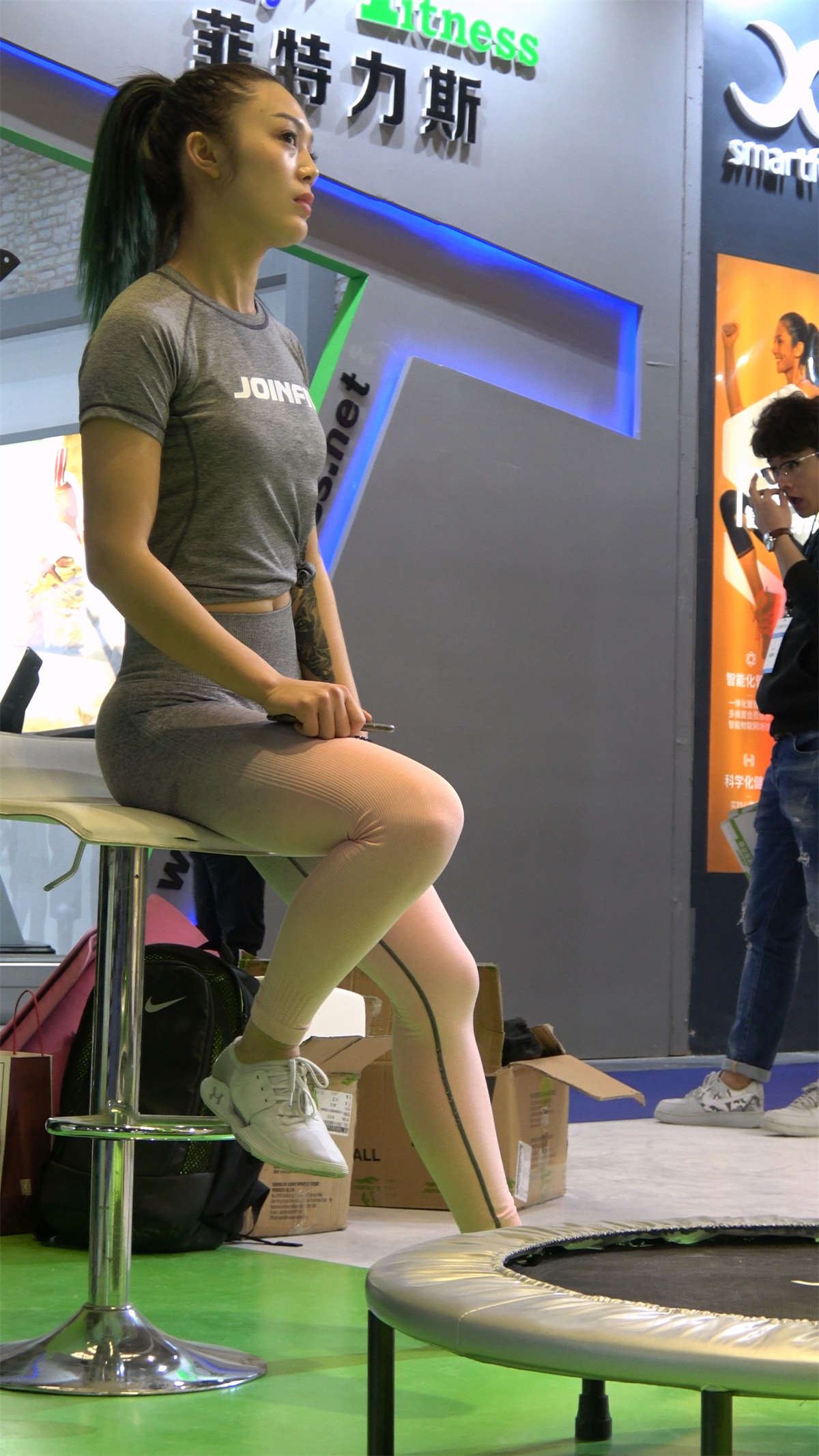 灰色紧身弹力裤运动美女2