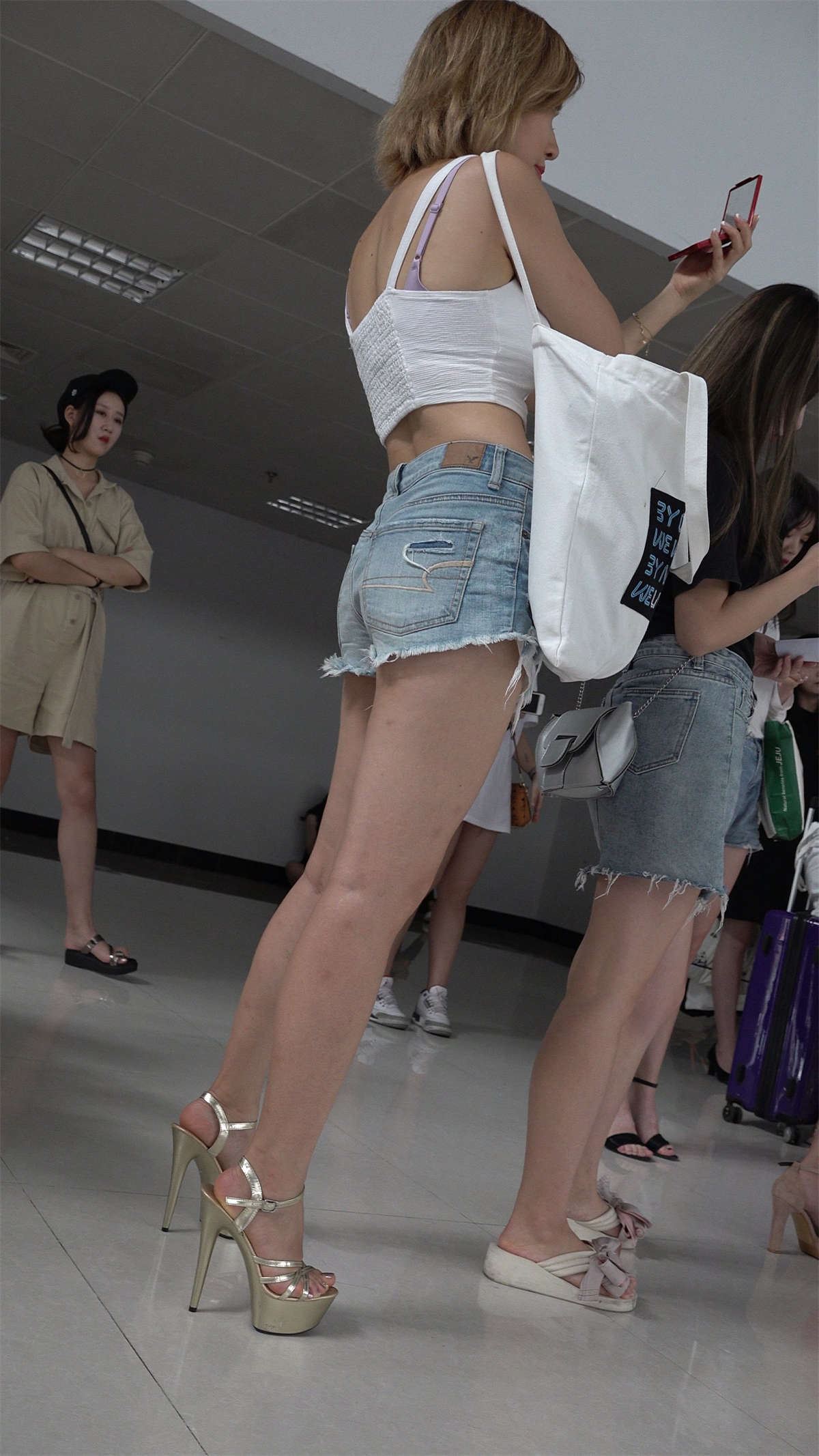 极品高跟街拍热裤美腿美女