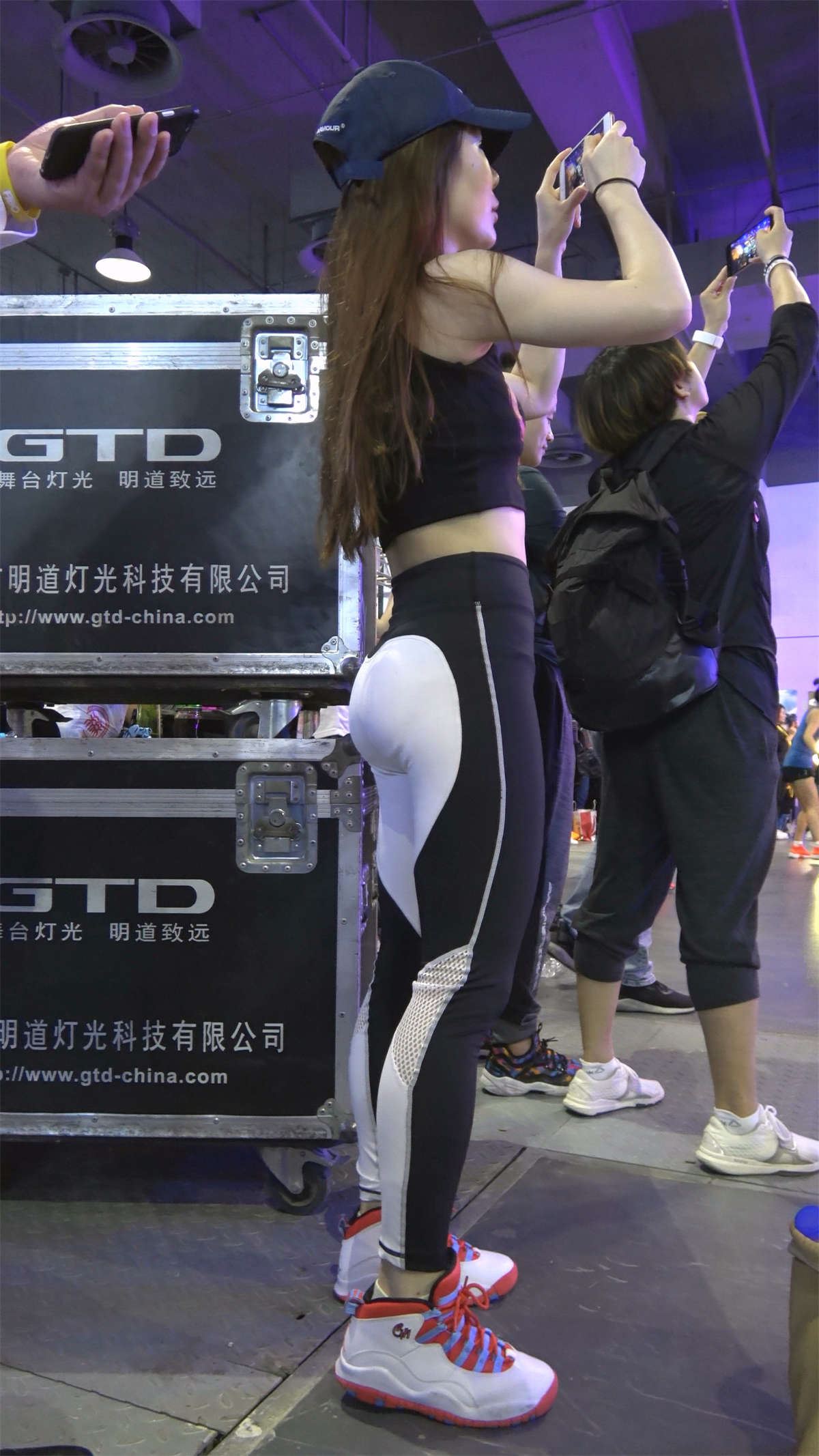 黑白紧身弹力裤鸭舌帽美女美腿