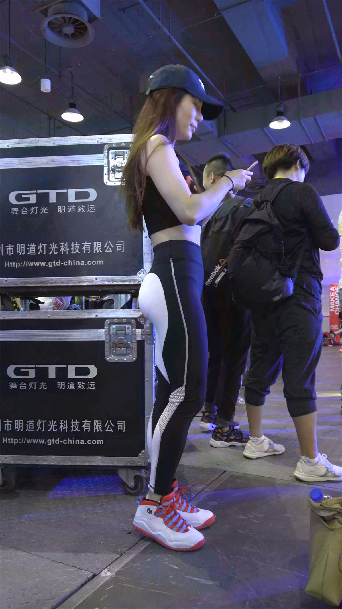 黑白紧身弹力裤鸭舌帽美女美腿