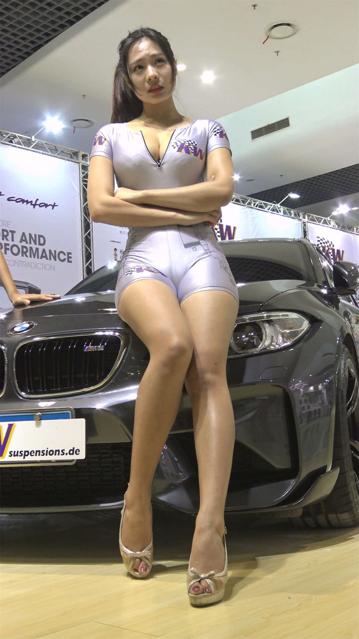 极品丰满紧身衣勒鲍车模美女