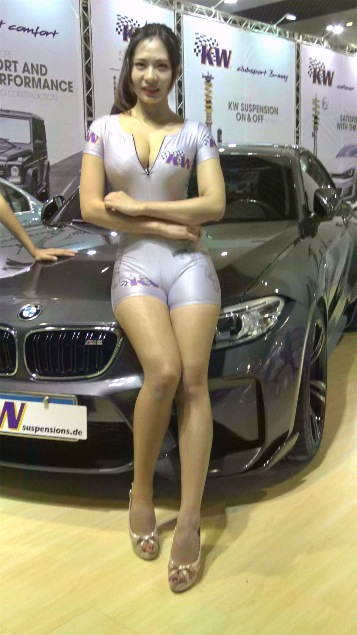 极品丰满紧身衣勒鲍车模美女